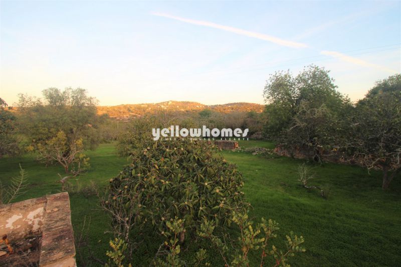 Espaçoso terreno com ruína e vista campo perto de Loule